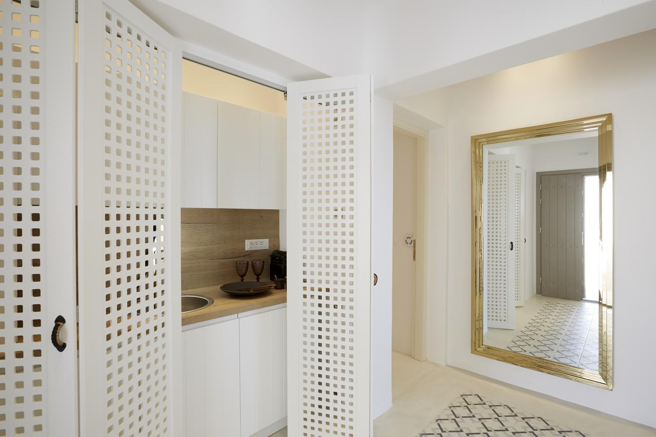 White & Co. La Torre Suites Pyrgos Kallistis Room photo